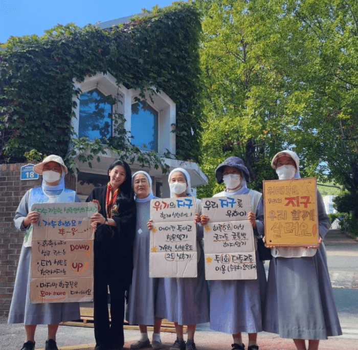 환경_보호_활동하는_이영애_배우님과_수녀님들