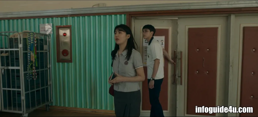 체육관 시설을 둘러보는 희수와 강훈