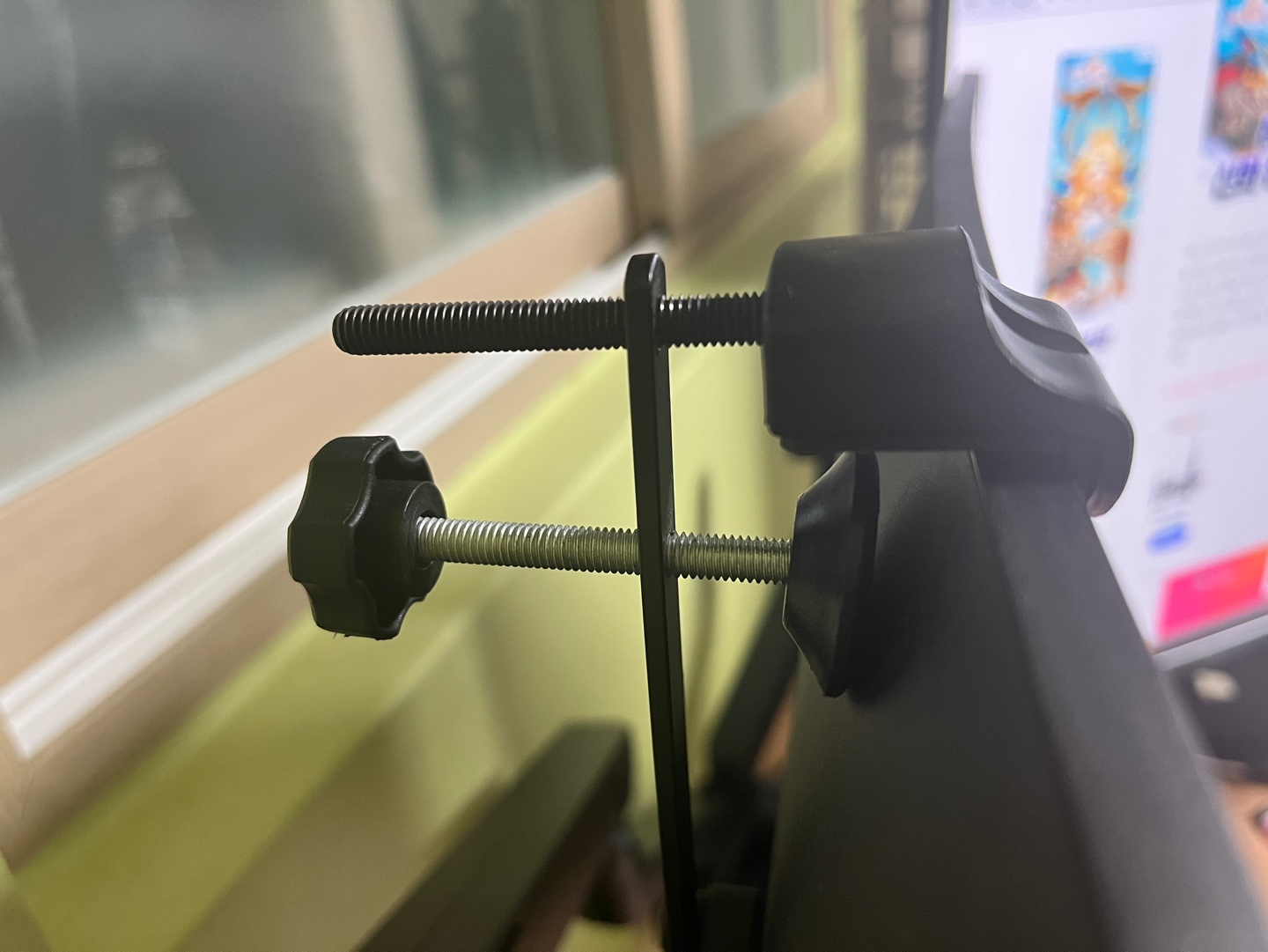 무베사 브라켓 장착 사진 - 뒷면 고정 방식