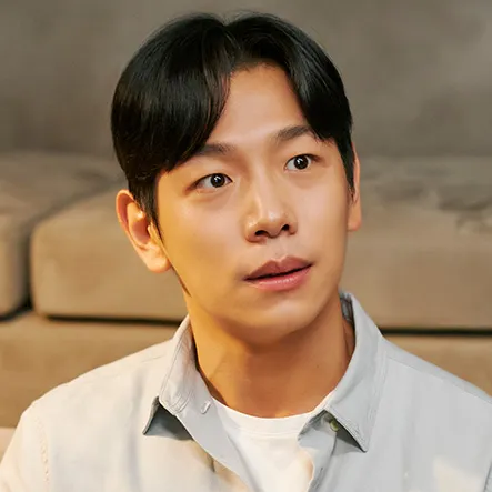 하늘색 남방을 입고 앉아 있는 무인도의 디바 박용관