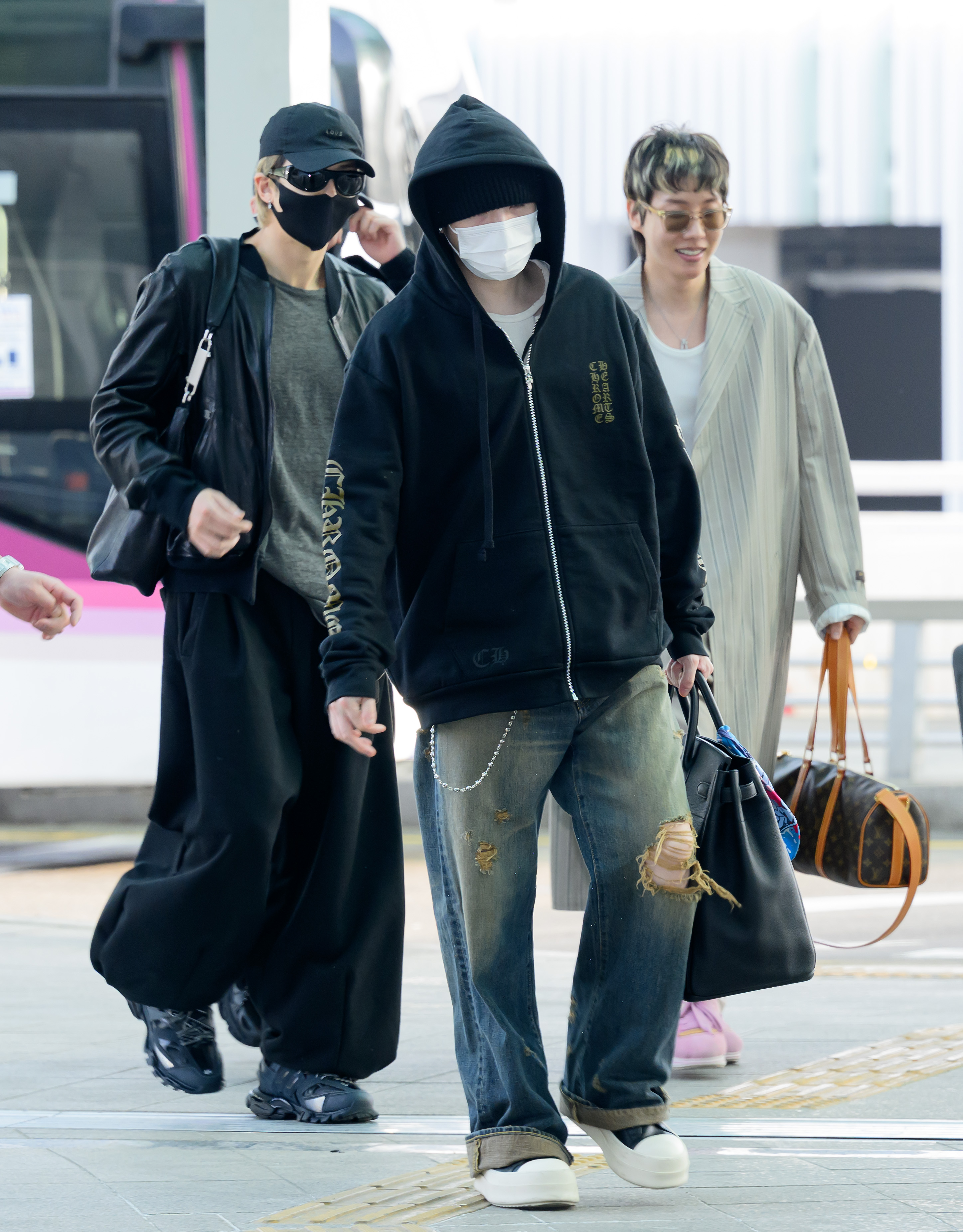 BTS RM 일본 시부야 길거리 흡연 및 꽁초 투기 논란 총정리: 주간문춘 보도 내용과 팬들의 엇갈린 반응