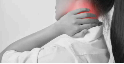 목이 뻐근하고 어깨가 자주 결릴 때 해결법 총정리