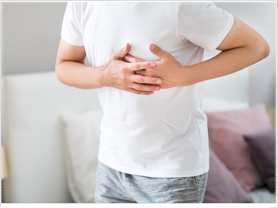 두 손으로 가슴 쪽을 감싸 안은 모습