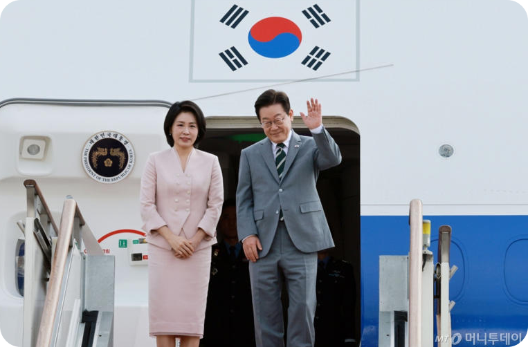President Lee Jae-myung and First Lady Kim Hye-kyung arrive at Seoul Air Base in Seongnam, Gyeonggi Province, on the 26th to board Air Force One as they depart for Kuala Lumpur, Malaysia, to attend the ASEAN Summit. [Photo = Newsis, Ko Beom-jun]