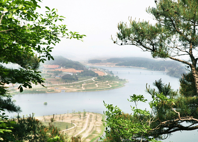 강이 내려다보이는 풍경