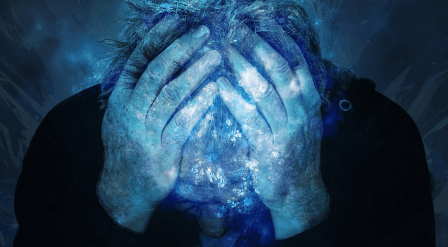 혈압이 높을 때 증상으로 두통을 호소하며 손으로 머리를 감싸고 있다