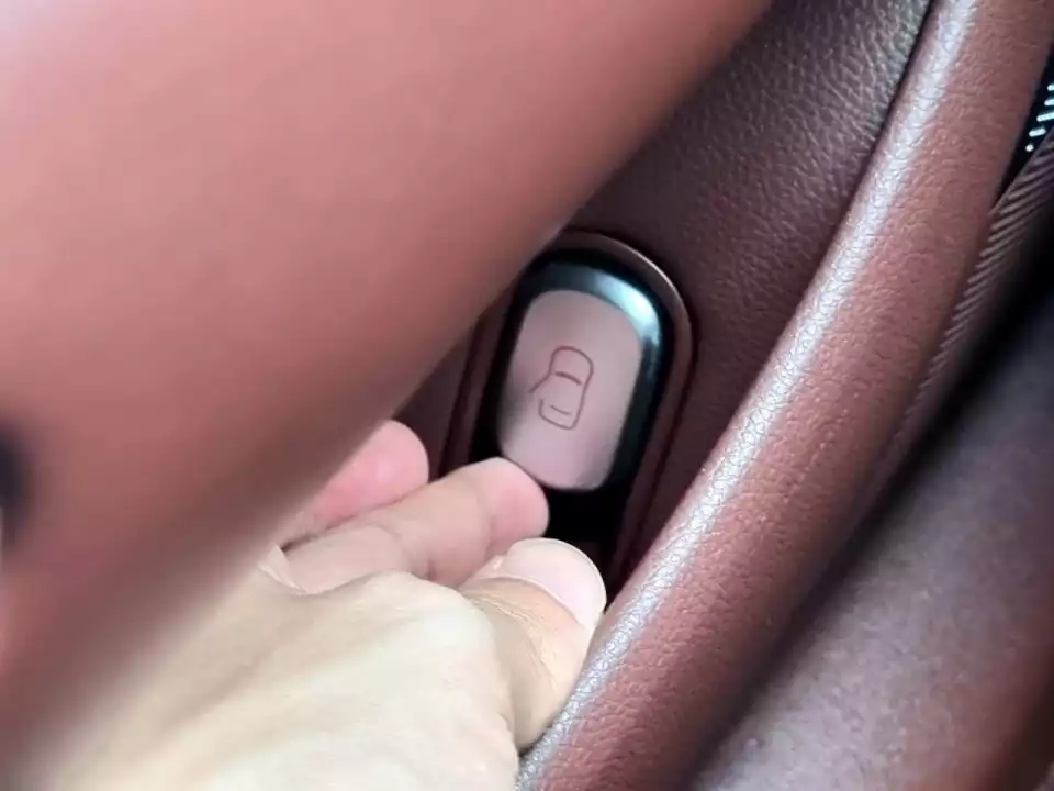 G90에서 자동문이 안 열리면 이 레버를 당기면 됩니다.