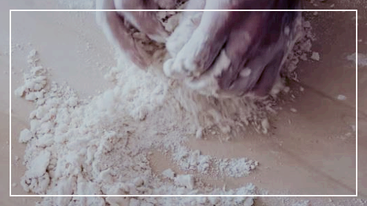 밀가루 반죽하는 손