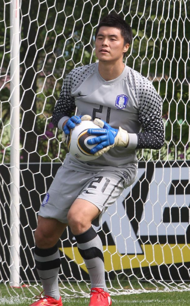 김영광 골키퍼가 경기장에서 슈퍼세이브를 하는 장면
