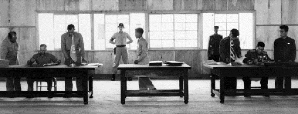 남일과 해리슨 중장이 조인식장에서 서명하는 사진