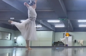 무용실 거울 앞에서 작품반 안무를 반복 연습하는 성인 취미 발레 클래스 사진