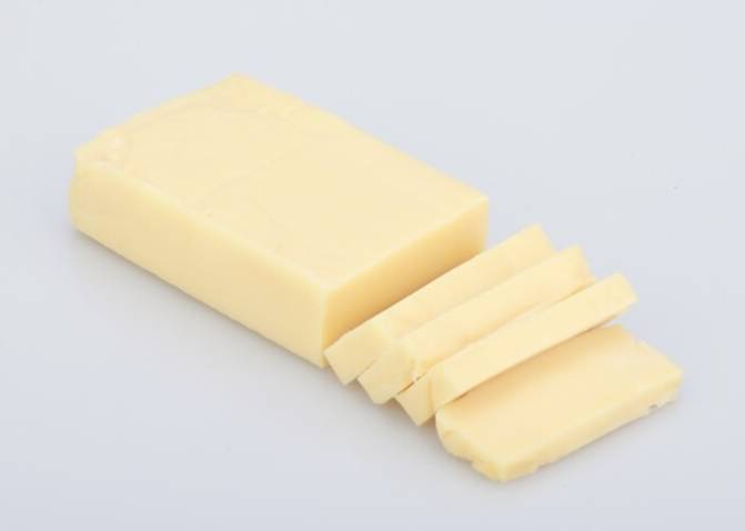 버터 한 큰 덩어리의 끝부분이 4 조각으로 잘려져 있다.