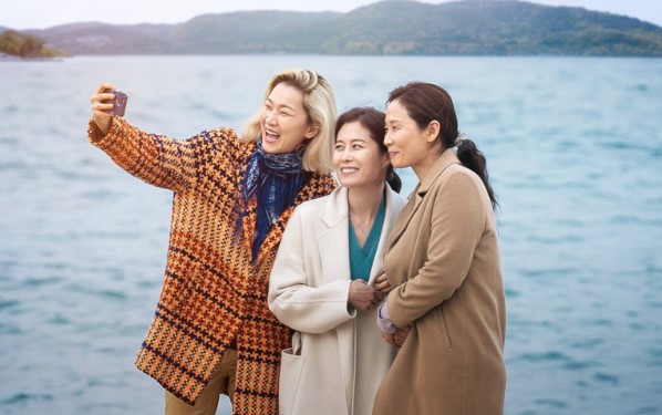 영화 ‘세자매’ 리뷰: 현실을 그대로 담은 가족의 초상