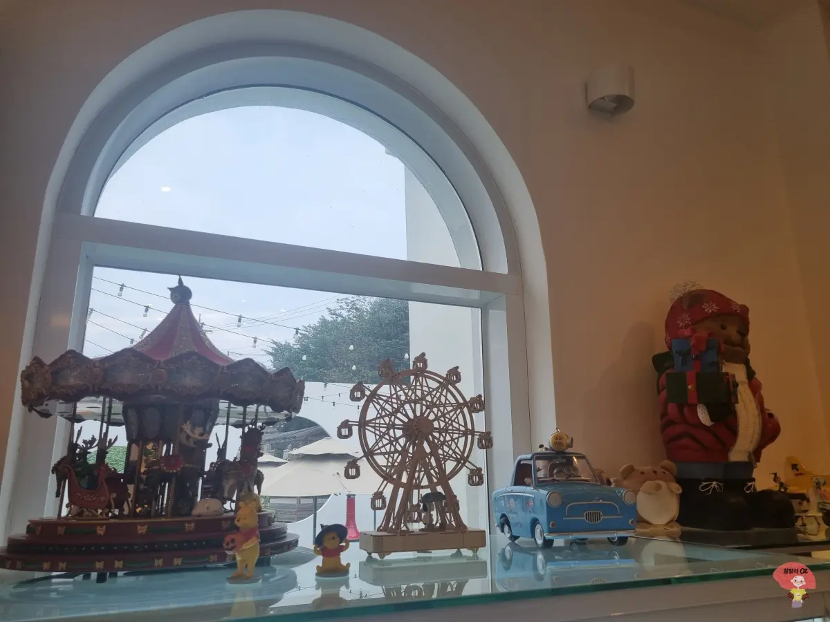 강원도-홍천-카페-테샤로바-입구에-설치된-아기자기-장식품-곰돌이-푸우-차-회전목마-등