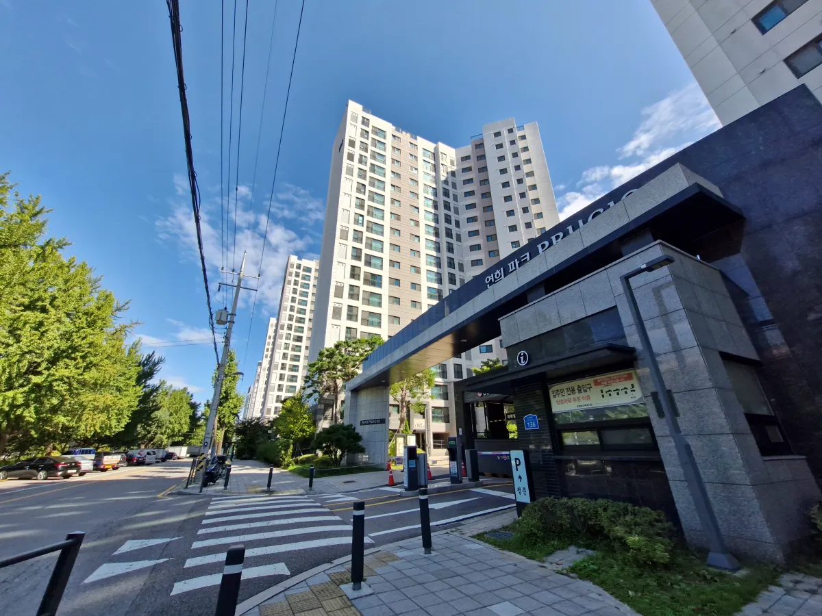 하천과-커다란-나무를-끼고-있는-연희파크-푸르지오-아파트