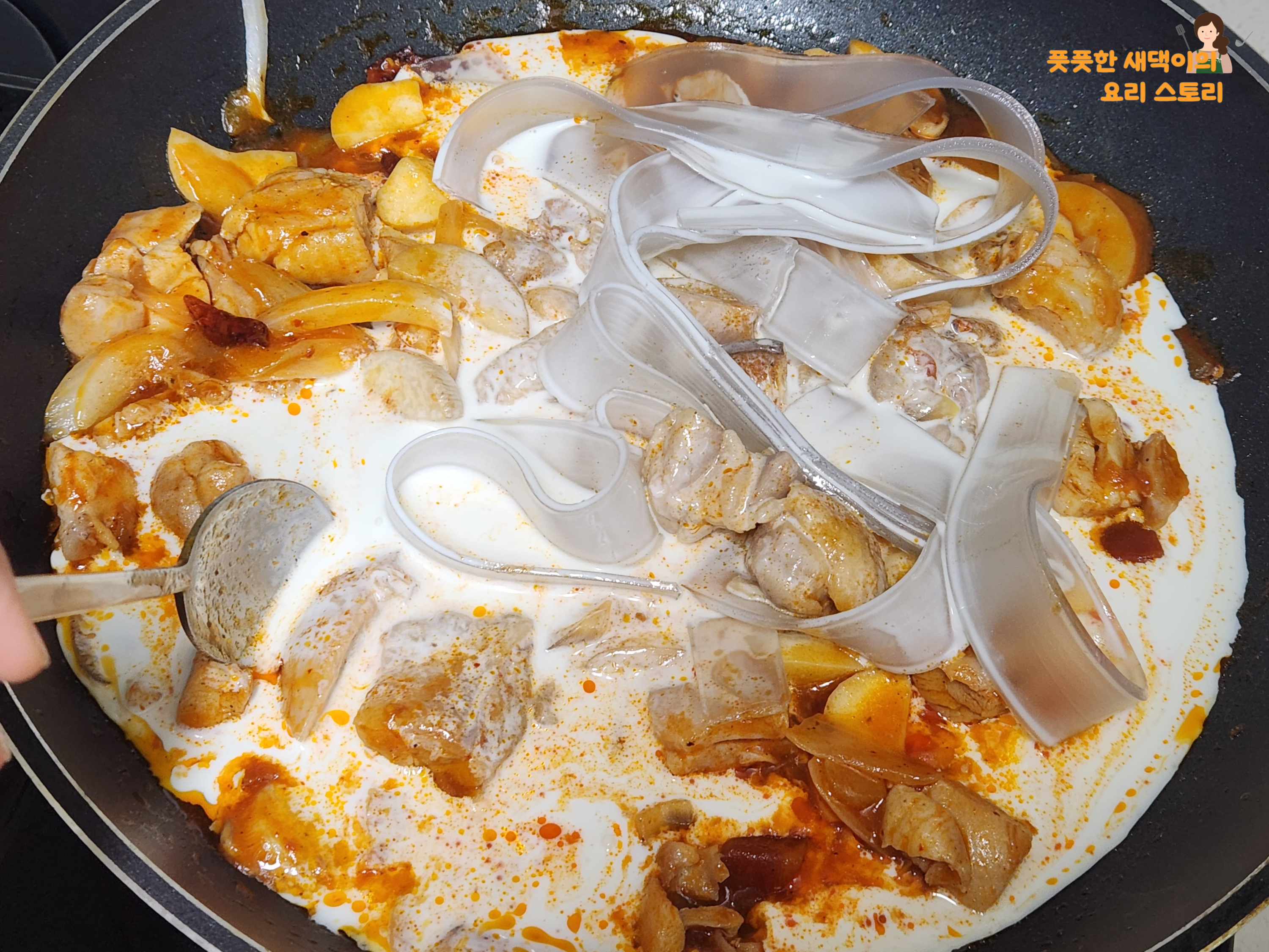 생크림 또는 휘핑크림 넣어주기