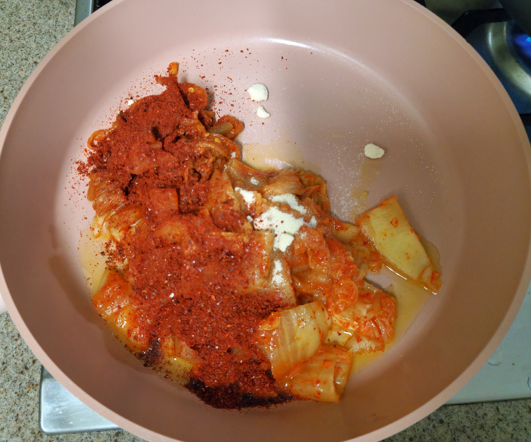 1차-김치와-설탕-그리고-고춧가루를-넣은-모습