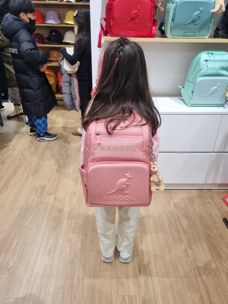 구입-완료한-핑크색-책가방을-착용하고-있는-딸-아이