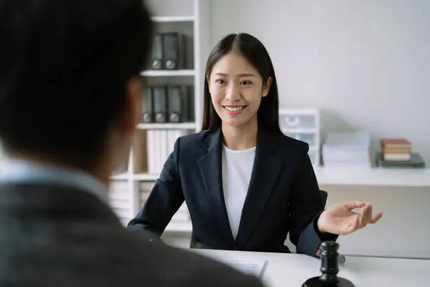 여성 일하는 모습