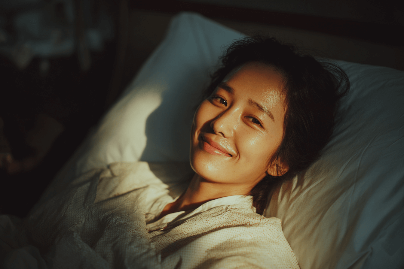 쇠약한-모습으로-누워서-웃고-있는-여성-이미지