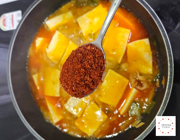 돼지고기두부찌개-고춧가루 1수저 넣기