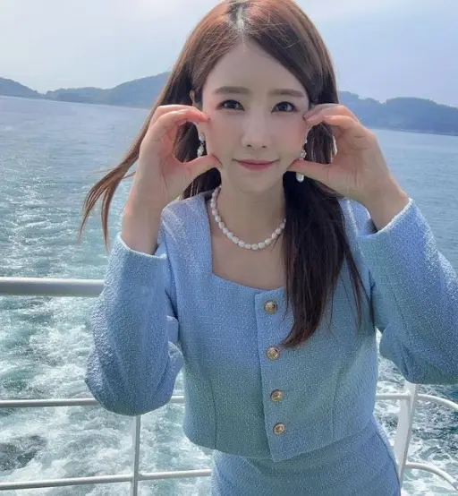 현역가왕- 바다위 보트에서 하늘색 원피스 진주목걸이 진주귀걸이를 하고 양 볼에 하트를 하고 미소짓는 한봄