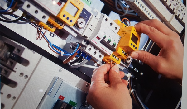 부품을-갈아-끼우는-기술자