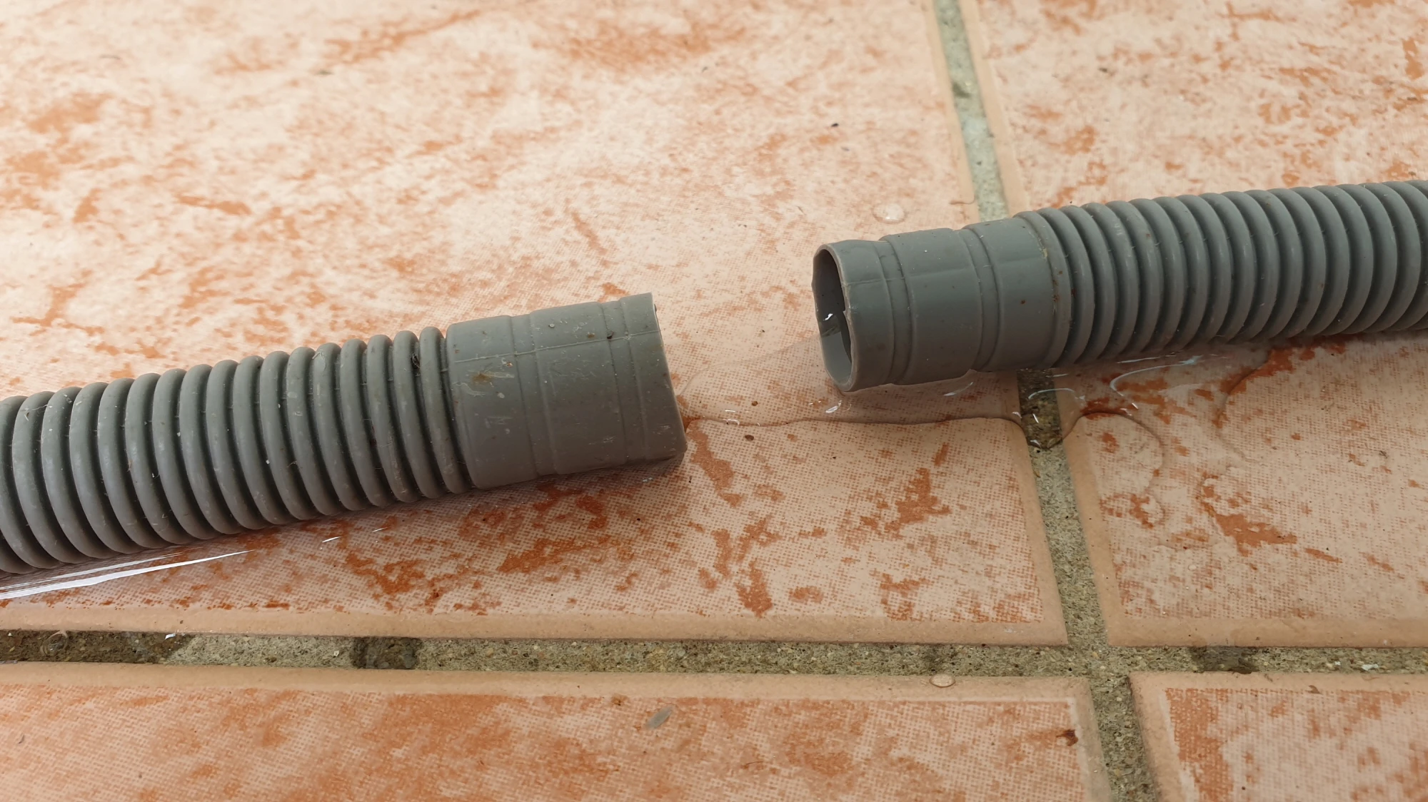 에어컨 물호스 자른 모습