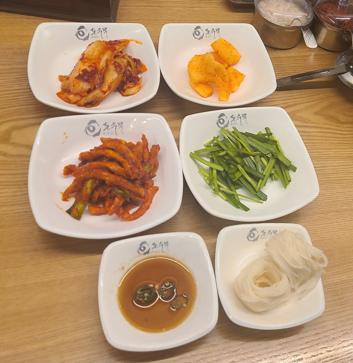 장암역-돈수백식당-밑반찬들-배추김치-깍두기-무말랭이-부추무침-간장-국수사리2개