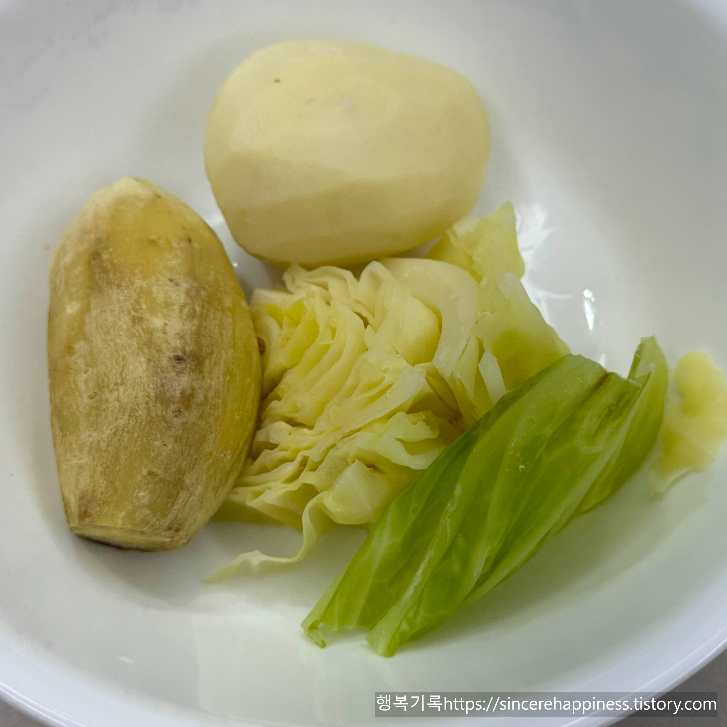 포만감 높은 다이어트 야채찜 식단을 위한 잘 익은 고구마와 양배추 근접 촬영