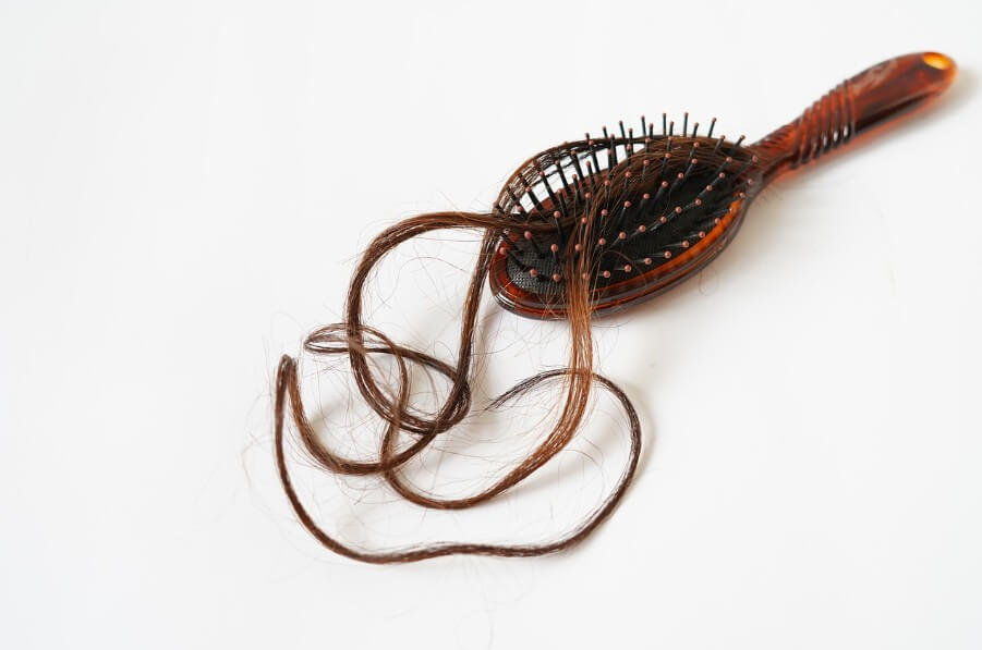 빗으로 머리를 빗었는데 머리카락이 빠진 모습