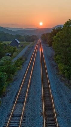 멀리-태양이-떠오르며-곧게-뻗은-두갈래-철로