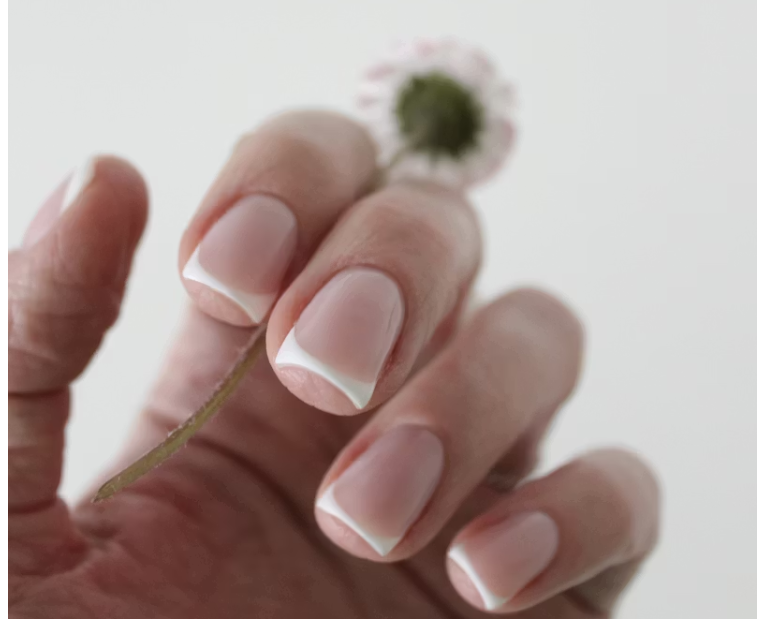 깨끗하게 정돈된 손톱을 클로즈업한 사진, 건강한 손톱의 모습