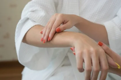 겨울철 알레르기 피부염으로 가려움과 건조함이 나타나는 피부 상태14