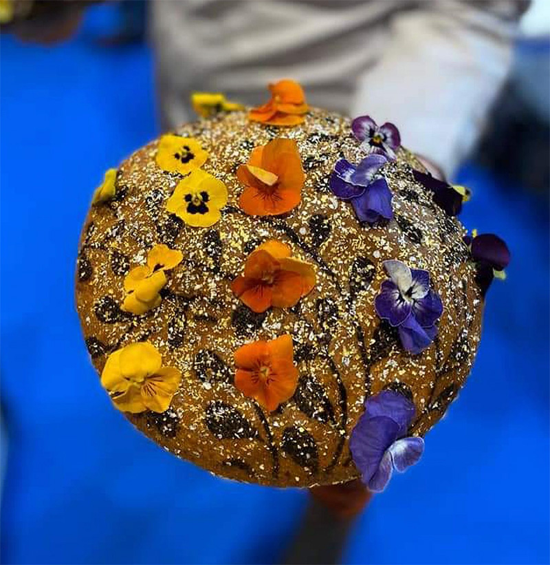 금, 은이 들어가고 꽃으로 장신된 빵