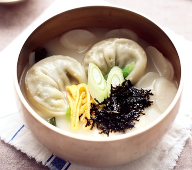 한국의 떡 종류 떡만둣국-사골 떡만둣국