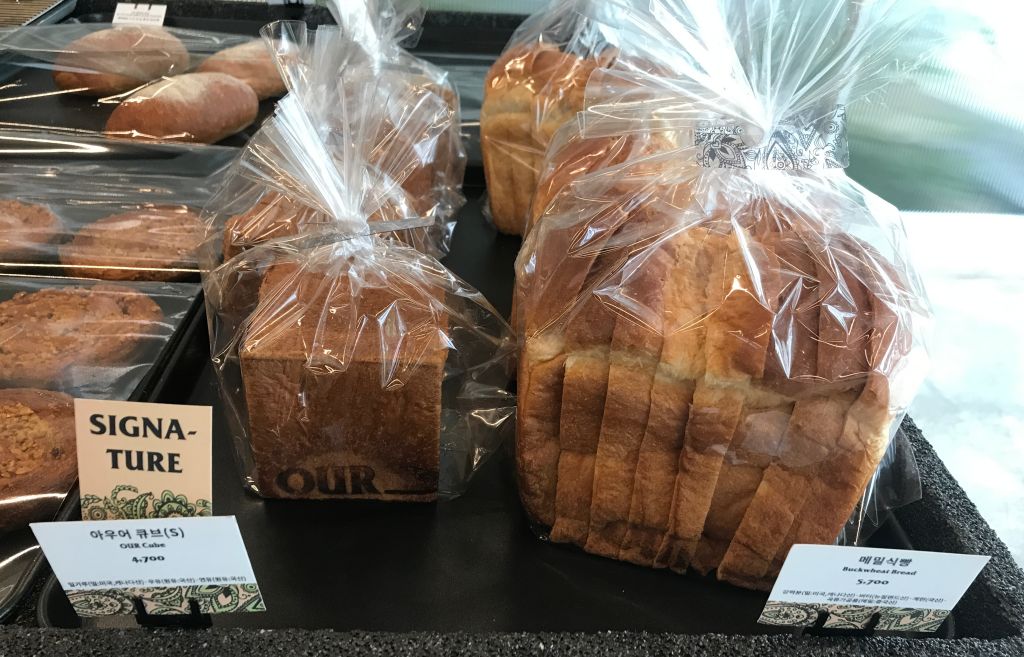 아우어베이커리 큐브식빵, 메밀식빵입니다.