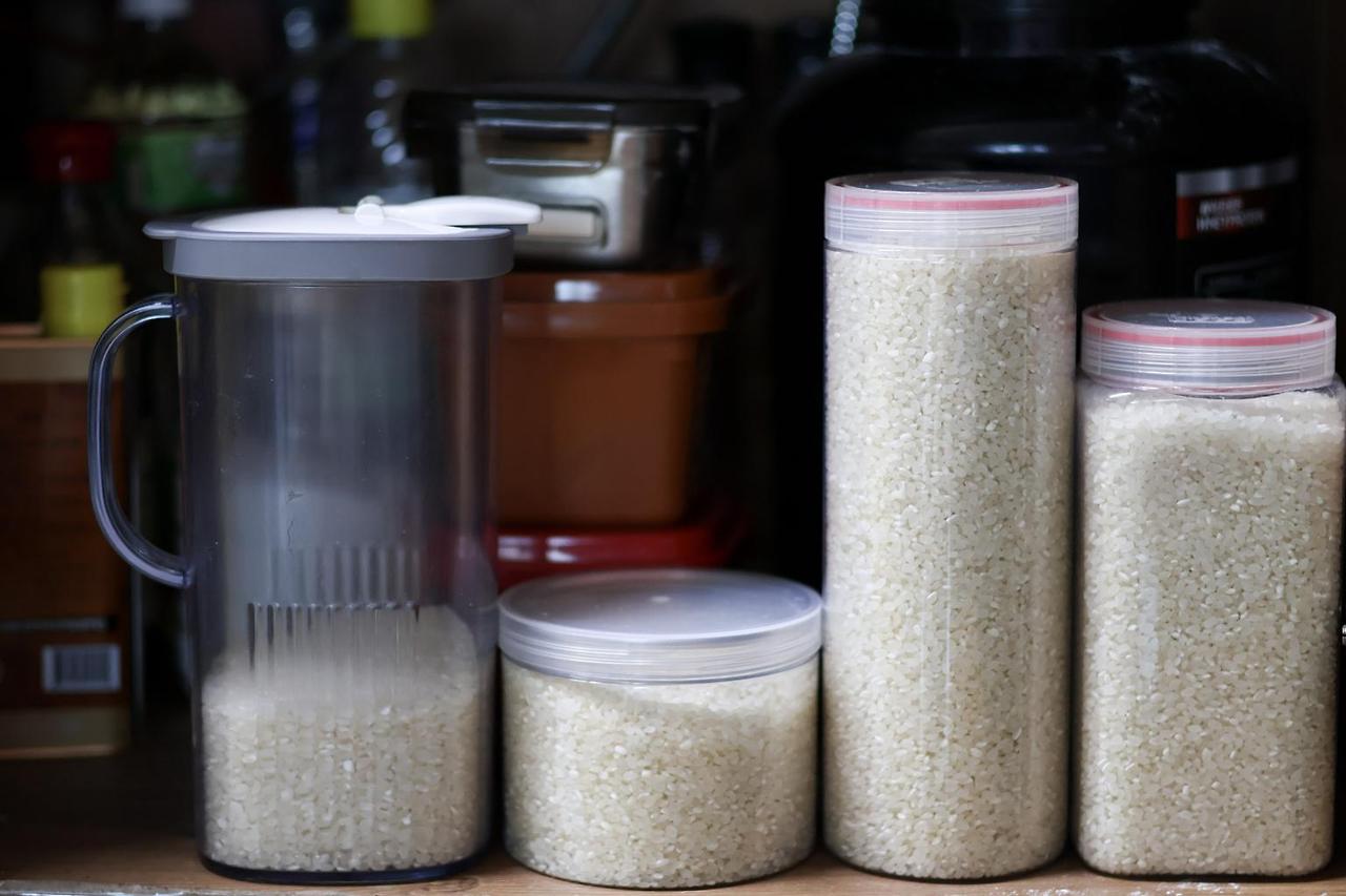 밀폐 용기나 페트병을 이용한 쌀 보관 방법 예시