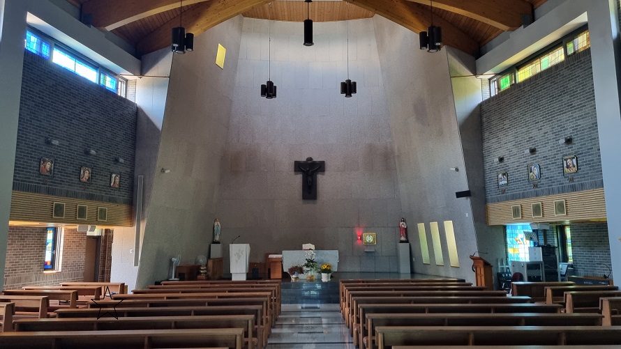 춘천 거두리성당 성전 내부 제대, 제단, 십자고상, 감실, 십자가의 길, 스테인드글라스 사진입니다.