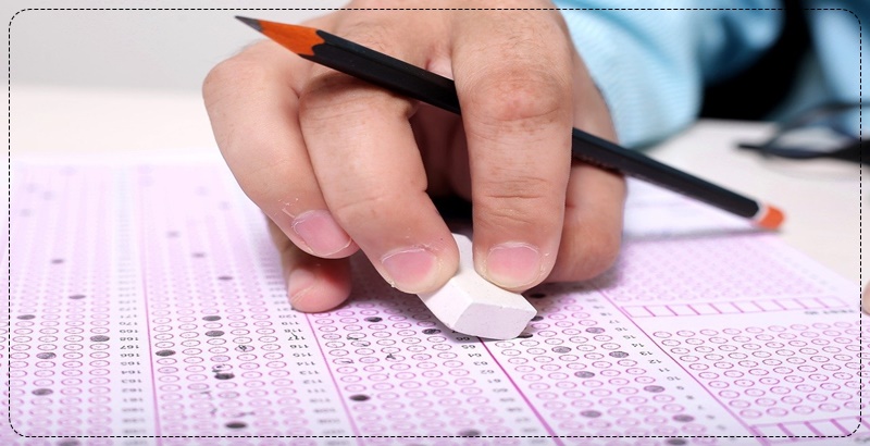 답안지 표기 하고 지우개로 지우는 이미지