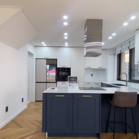 주방 인테리어가 단조로와서 어머니들의 행동 범위가 적어 활동하기 부담이 덜 가는 공간.