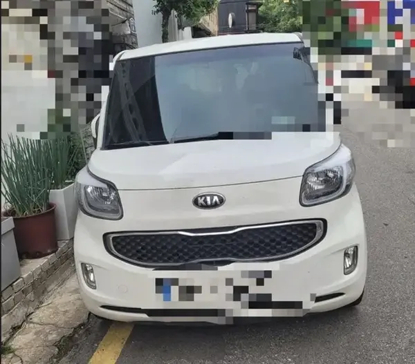카카오톡에서 차량 번호판을 모자이크 처리하여 개인정보를 보호한 예시 이미지