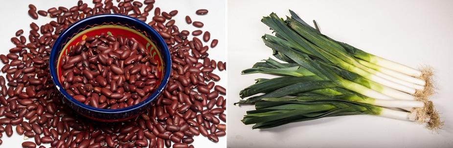 왼쪽 사진은 팥을 파란 유리 그릇에 반쯤 담아 놓고, 주변에 팥을 빼곡히 흩어 놓은 사진이고, 오른쪽 사진은 파밭에서 채취를 한 파를 깨끗이 씻고, 손질을 해 놓은 파를 대략 8뿌리 정도 하얀 바닥에 뭉쳐 놓아 둔 사진