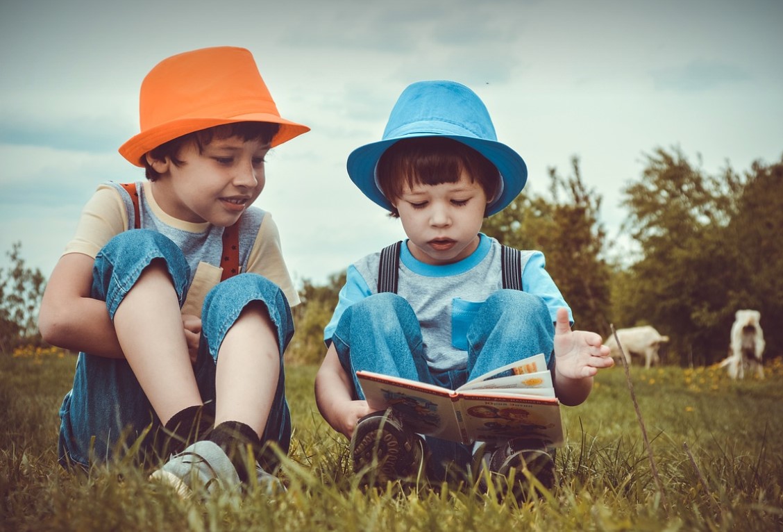 독서하는 어린이들 이미지