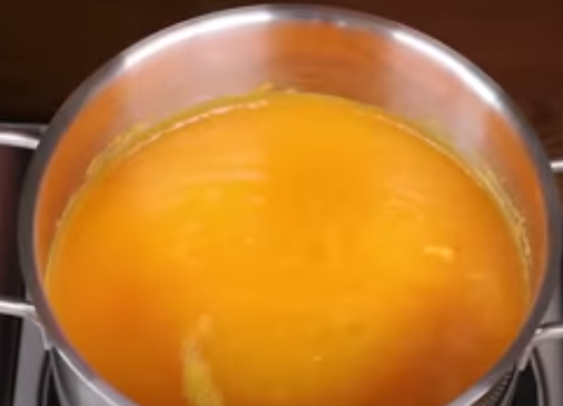 호박죽 중불에서 끓이기