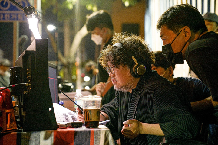 늑대사냥감독김홍식사진_영화모니터링을하고있다