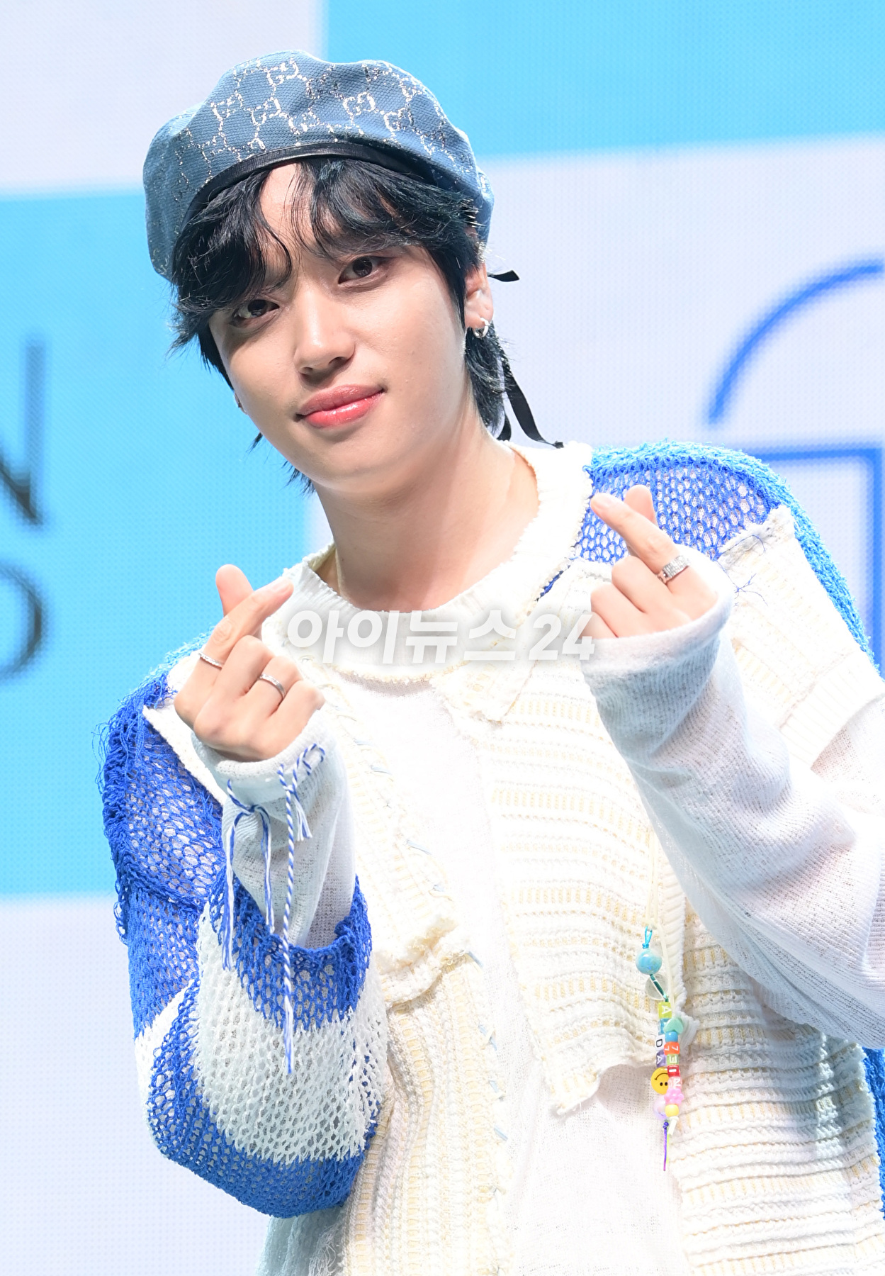 그룹 틴탑이 4일 오후 서울 광진구 예스24 라이브홀에서 열린 새 앨범 '틴탑 [포슈어](TEEN TOP [4SHO])' 쇼케이스에 참석해 타이틀곡 '휙(HWEEK)' 무대를 선보이고 있다. [사진=정소희 기자]