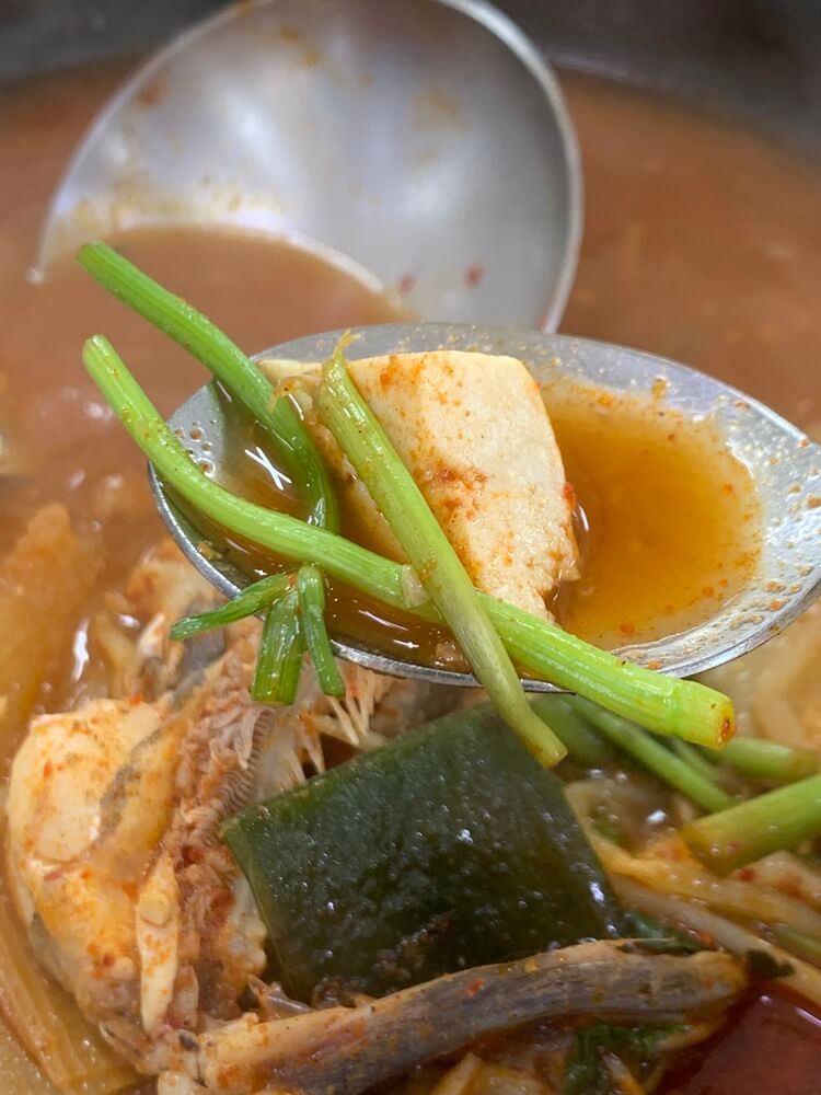 매운탕 속의 두부와 미나리