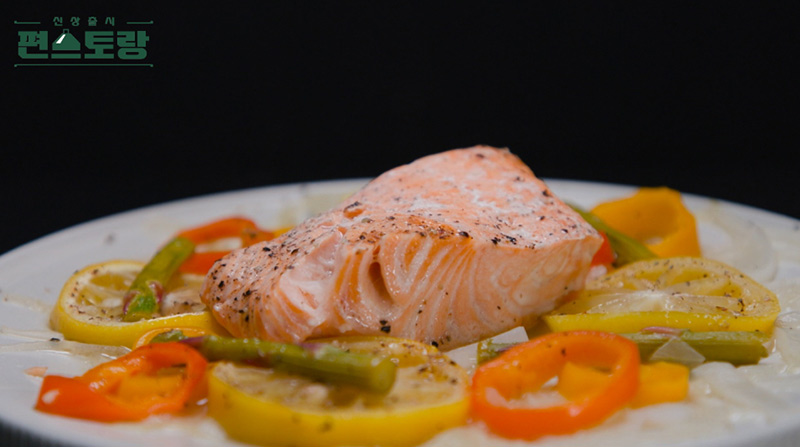 한해 연어 스테이크 완성 이미지