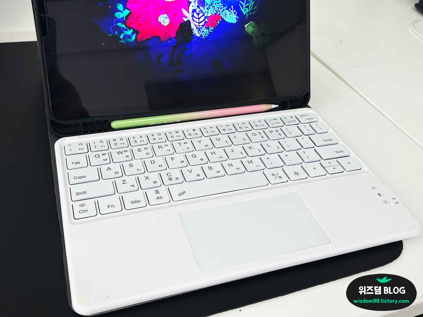 아이패드용 탈부착할 수 있는 키보드 입니다